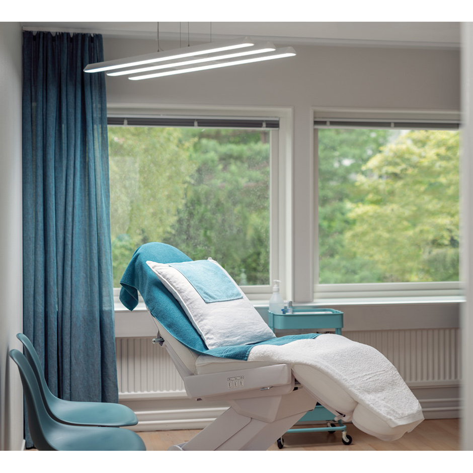 Світильник безтіньовий Brite Triton, LED 159 Вт, розміри 1200 х 390 х 45 мм, 3450 lux / 1,2м, вага 7 кг, колірна температура джерела світла 5700K CRI 94, у комплекті з пультом дистанційного керування та регулятором потужності - Фото 2