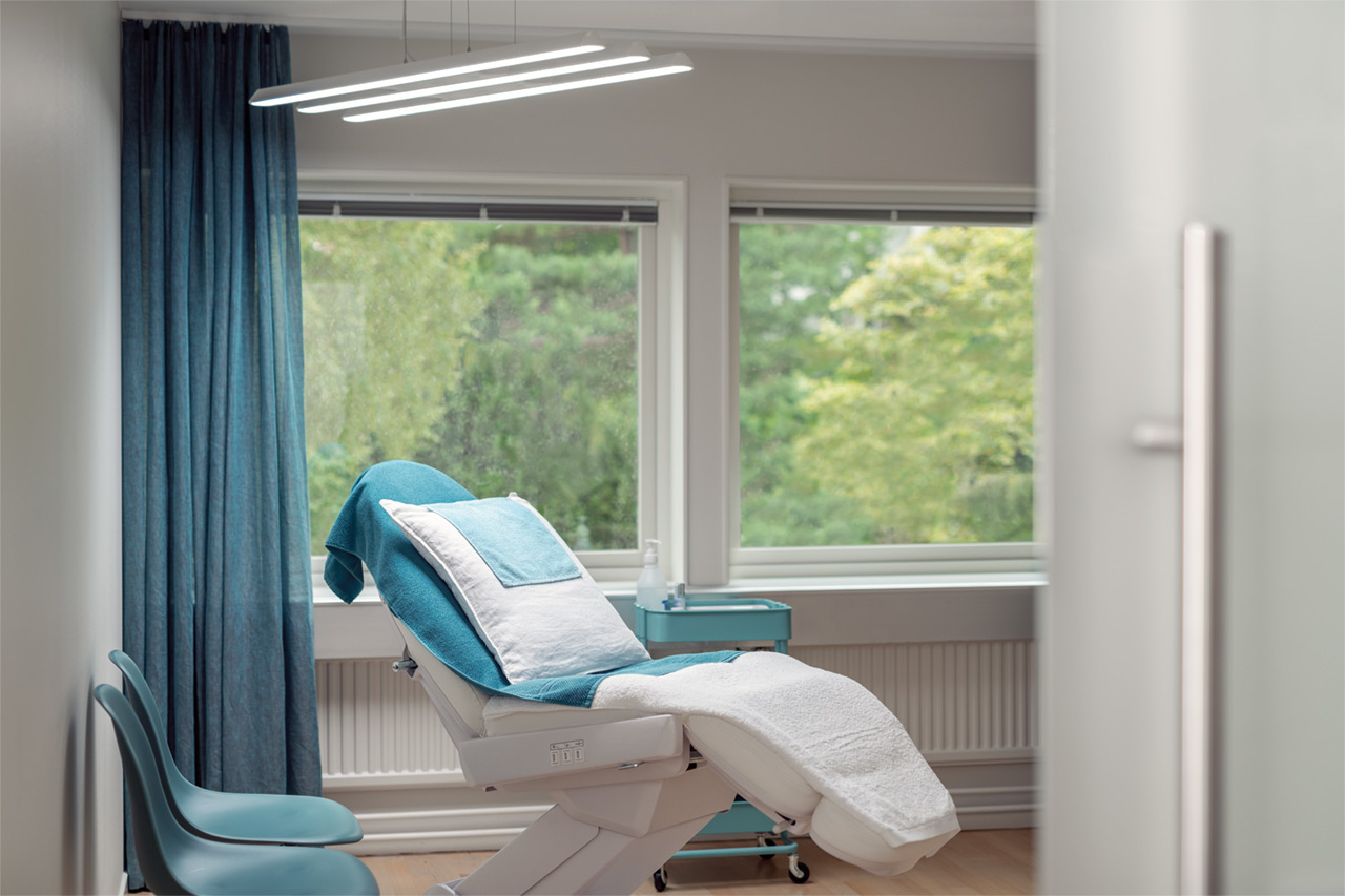 Світильник безтіньовий Brite Triton, LED 159 Вт, розміри 1200 х 390 х 45 мм, 3450 lux / 1,2м, вага 7 кг, колірна температура джерела світла 5700 K, середнього сегмента 3000К, CRI 94