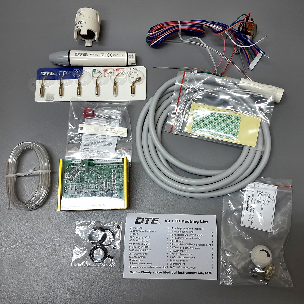 Скалер DTE V3 LED ультразвуковий, для вбудування, наконечник з LED-підсвіткою, різьба SATELEC; в комплекті: 5 насадок, 1 насадка ендочак 120 град, динамометричний ключ; режими роботи: скейлінг, ендо; довжина шлангу 2 м