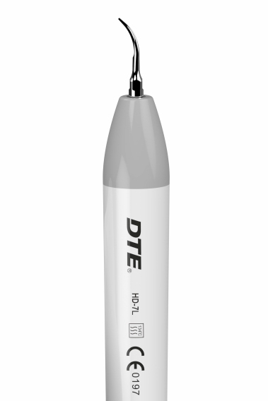 Скалер DTE D6 LED ультразвуковий, з автономною подачею води, наконечник з LED-підсвіткою, роз'єм SATELEC; в комплекті: 5 насадок, 1 ендочак 120 град, динамометричний ключ; режими роботи: скейлінг, періо, ендо