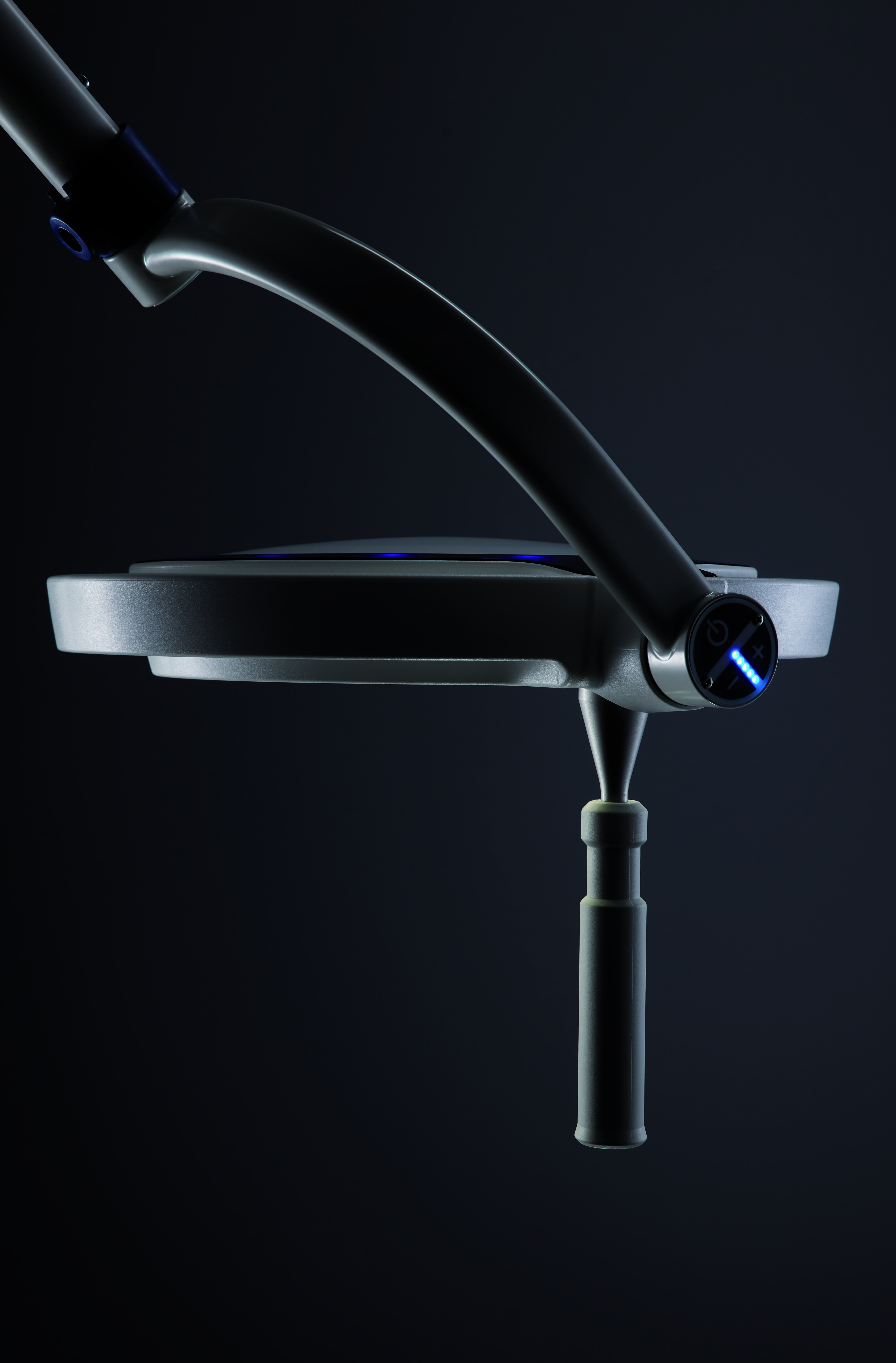 Світильник операційний/ (стоматологічний режим) Mach LED 130 Dental P, інтенсивність освітлення на відстані 0,7м.- 45 000 Lux (за запитом 65 000 Lux), фіксована колірна температура 4 500 К, можливість кріплення на стелю- для приміщень висотою до 3-х метрів