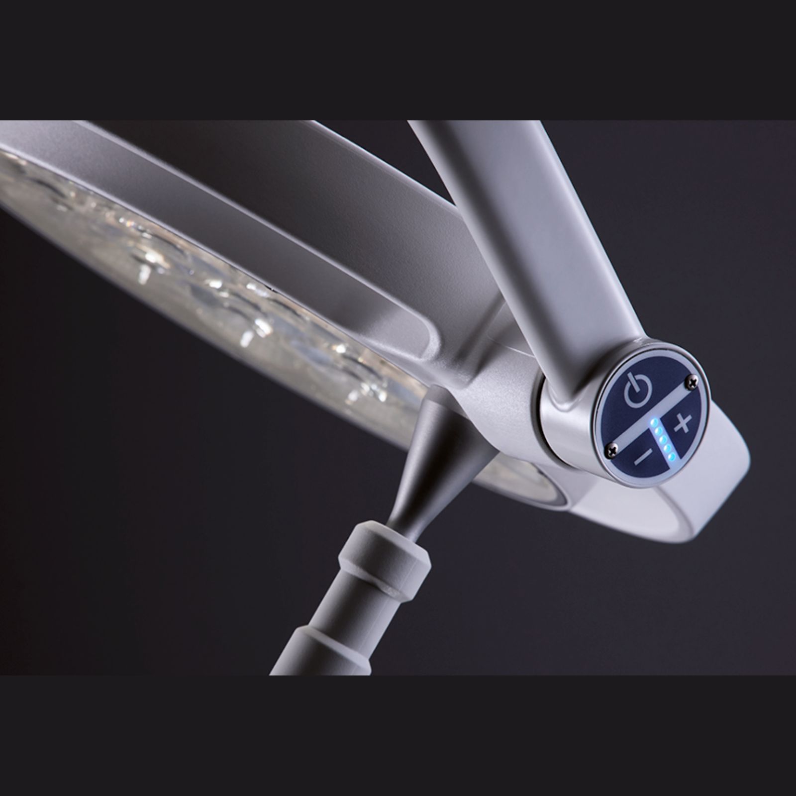 Світильник операційний/ стоматологічний Mach LED 130 Dental P, інтенсивність освітлення 65000/40000 Lux, фіксована колірна температура- 4500 К, можливість вибору  режиму антиполімеризації матеріалу,  кріплення настінне