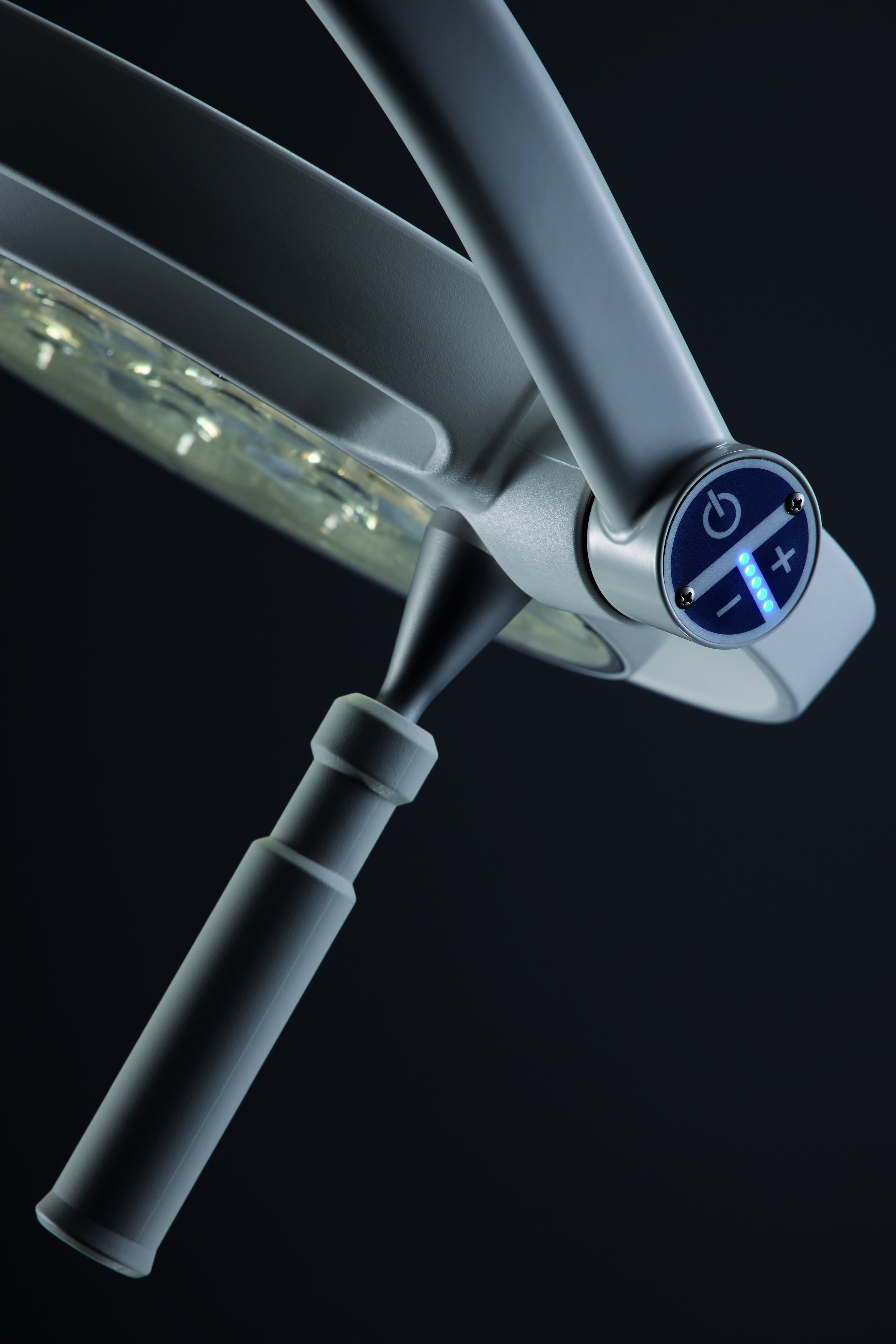 Світильник операційний/ стоматологічний Mach LED 130 Dental P, інтенсивність освітлення 65000/40000 Lux, фіксована колірна температура- 4500 К, можливість вибору  режиму антиполімеризації матеріалу,  кріплення настінне