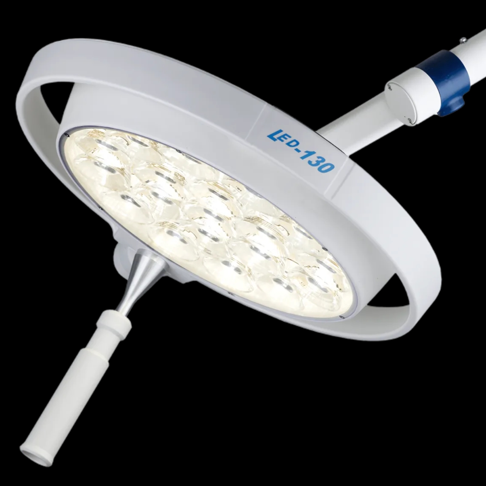 Світильник операційний Mach LED 130F, інтенсивність освітлення на відстані 1,0 м.- 70 000 Lux, фіксована колірна температура- 4 500 К. Світильник розміщений на рухомій/мобільній стійці