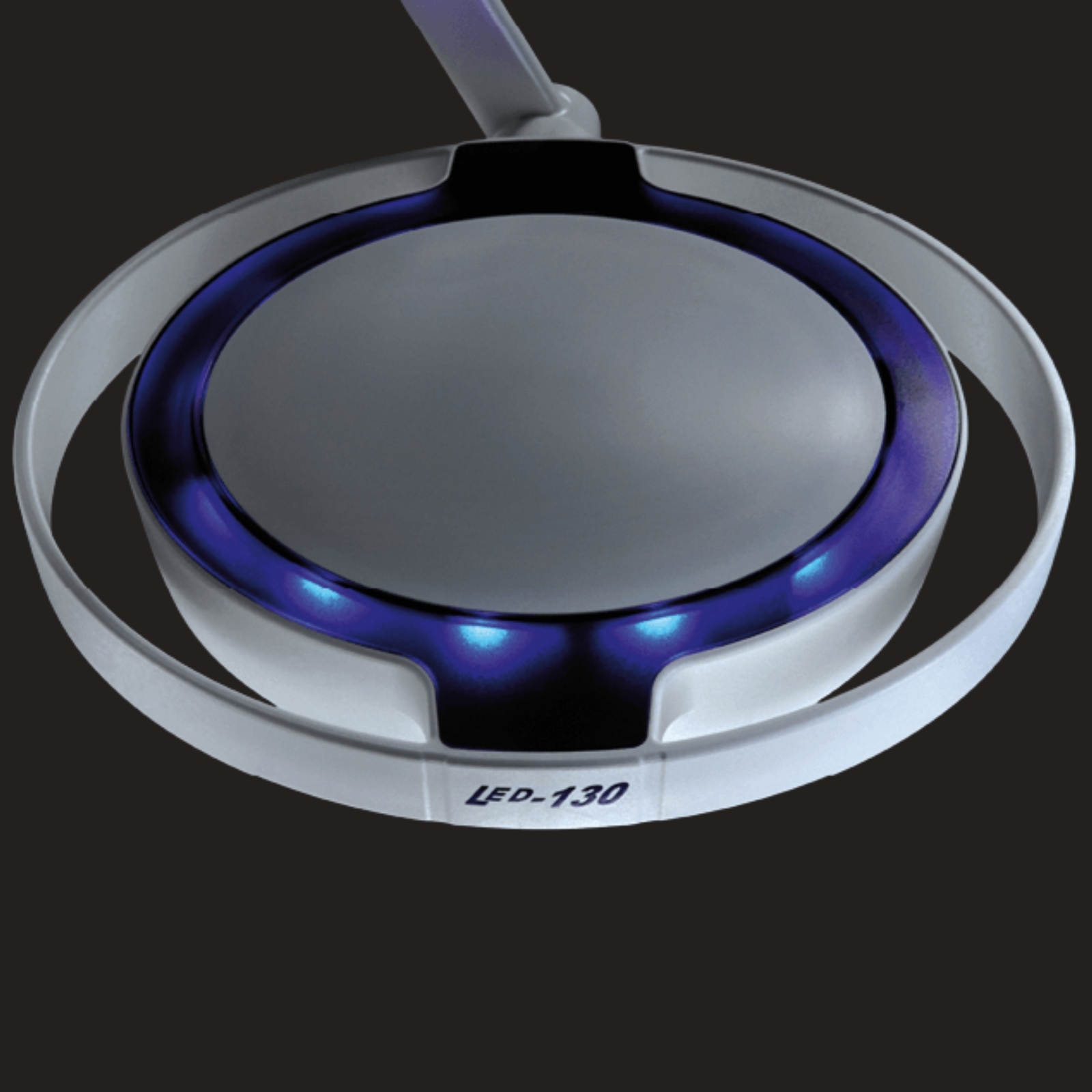 Світильник операційний Mach LED 130F, інтенсивність освітлення на відстані 1,0 м.- 70 000 Lux, фіксована колірна температура- 4 500 К. Світильник розміщений на рухомій/мобільній стійці