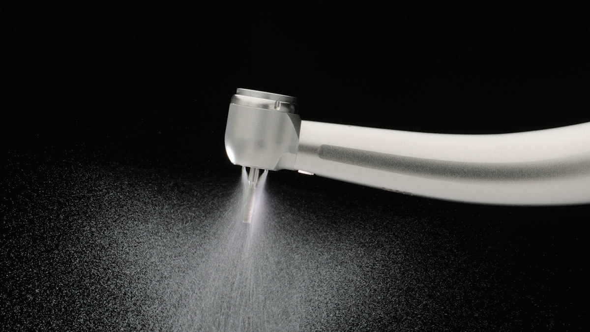 Наконечник Dentsply Sirona T2 CONTROL S + перехідник швидкоз'ємний Quickcoupling R - LED. Турбінний ортопедичний наконечник, клас COMFORT, з світловодом, потужність 22 Вт, роз'єм - Quickcoupling Sirona R LED, кнопкова система фіксації бору, 4-ох точковий спрей, керамічні підшипники, титанове покриття корпусу, для інструментів FG D-1,6мм - турбінні бори, діаметр головки 12,4 мм, висота головки 13,8 мм, вага наконечника 57 г, система захисту головки (PHS) з подвійним клапаном зворотнього всмоктування, система швидкої зупинки бору (QSF), можливість автоклавування при температурі до 134°С. АКЦІЯ:  швидкоз'ємний перехідник Quickcoupling R LED Sirona в комплекті!