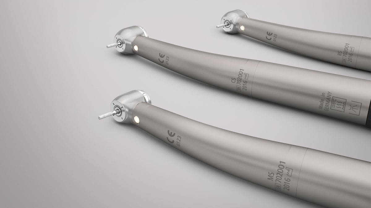 Наконечник Dentsply Sirona T2 CONTROL S + перехідник швидкоз'ємний Quickcoupling R - LED. Турбінний ортопедичний наконечник, клас COMFORT, з світловодом, потужність 22 Вт, роз'єм - Quickcoupling Sirona R LED, кнопкова система фіксації бору, 4-ох точковий спрей, керамічні підшипники, титанове покриття корпусу, для інструментів FG D-1,6мм - турбінні бори, діаметр головки 12,4 мм, висота головки 13,8 мм, вага наконечника 57 г, система захисту головки (PHS) з подвійним клапаном зворотнього всмоктування, система швидкої зупинки бору (QSF), можливість автоклавування при температурі до 134°С. АКЦІЯ:  швидкоз'ємний перехідник Quickcoupling R LED Sirona в комплекті!