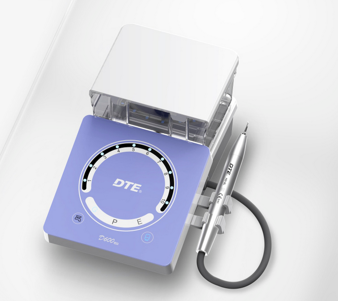 Скалер DTE D600 LED, з автономною подачею води, металевий наконечник з LED-підсвіткою, роз'єм SATELEC. В комплекті 9 насадок, динамометричний ключ; режими: скейлінг, періо, ендо