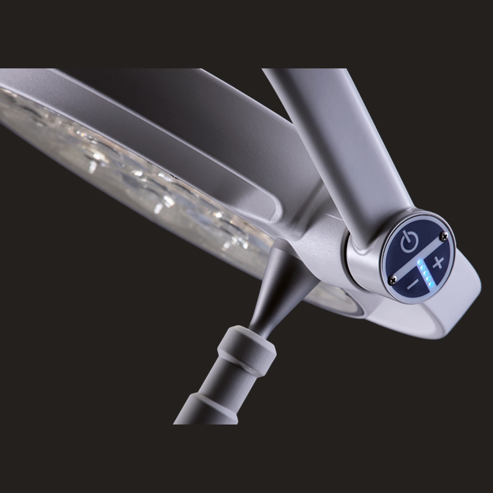 Світильник операційний Mach LED 130 Dental, інтенсивність освітлення на відстані 0,7 м- 40 000 Lux (овал) ( 65 000 Lux (коло) під замовлення), фіксована колірна температура- 4 500 К , можливість настінного кріплення
