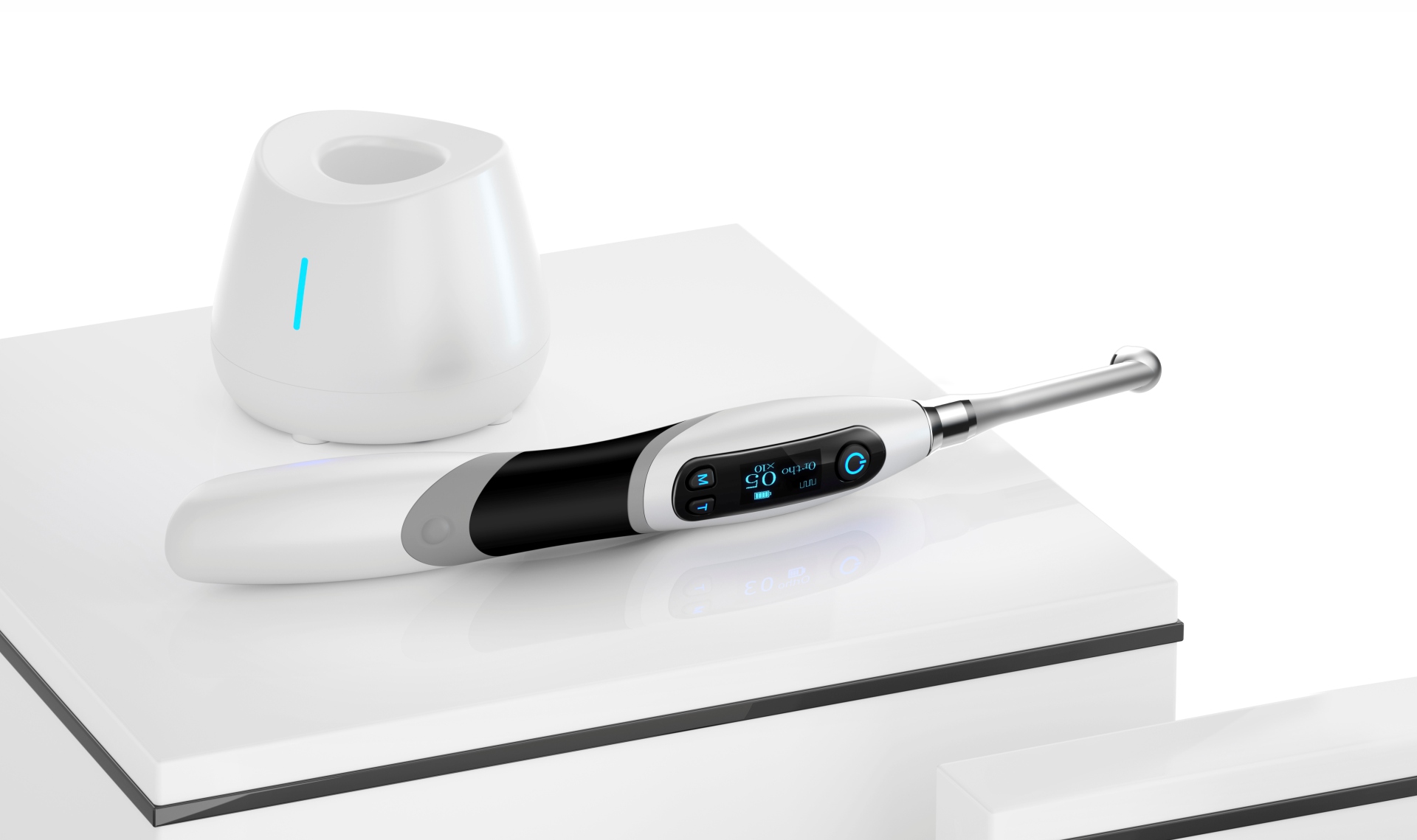 Лампа фотополімерна B-Cure PLUS. Режими роботи: турбо (1, 3 сек),  орто (3 або 5 сек 10 разів), звичайний (повний старт), плавний старт, пульсуючий. 5, 10, 15, 20 сек. Потужність: 2800-3000 mW/cm2 (турбо), 1800-2000 mW/cm2 (орто)1000-1200 mW/cm2 (інші режими). Довжина хвилі 385-515nm. 2 акумулятори, випромінюючі діоди у металевому наконечнику (B-Cure Focused-light)