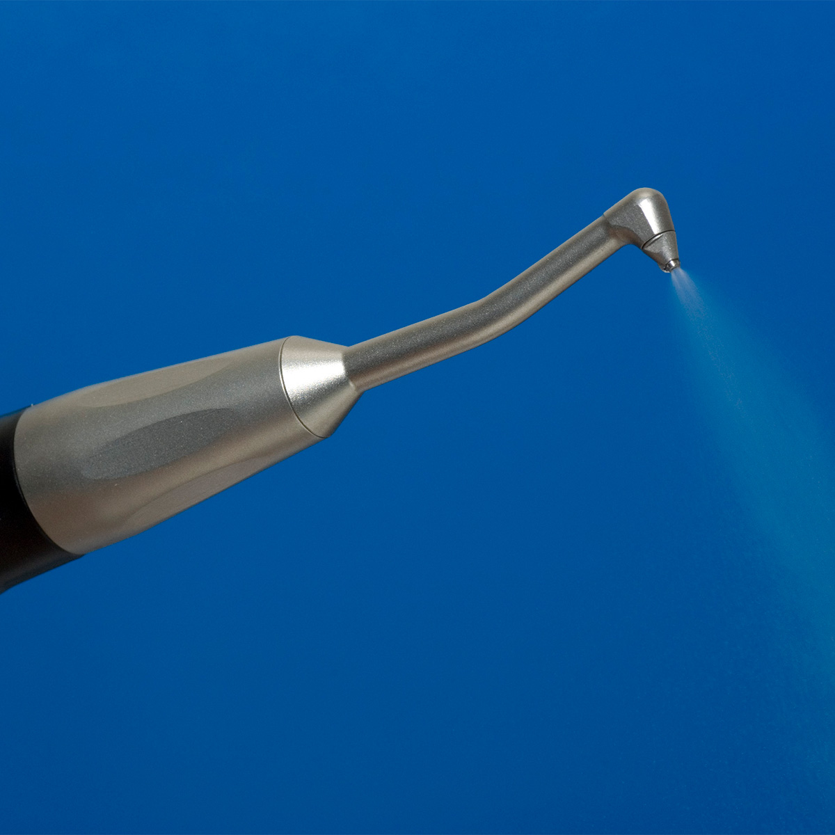 Содоструменевий наконечник Quick Jet M, виробник Micron, Японія, тип під'єднання - швидкоз'ємне з'єднання Sirona Quickcoupling, колір корпусу білий