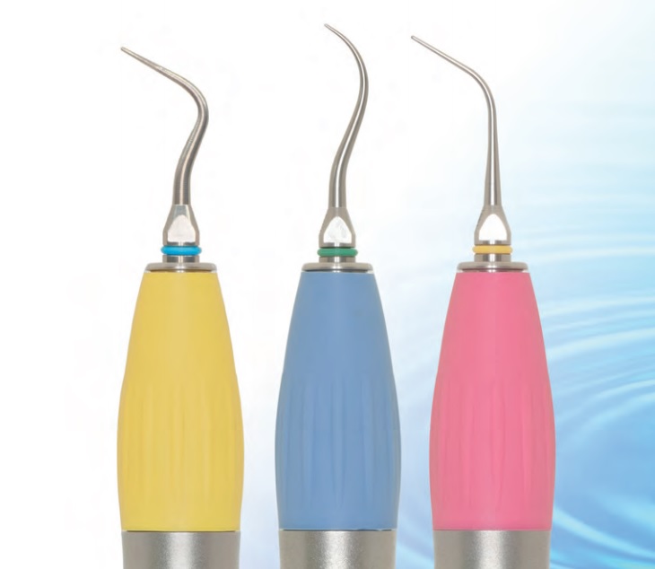 Скалер пневматичний SA-100S, ультразвуковий, роз'єм SIRONA Quickcoupling. Частота 14000-18000 Hz. Вага 52 гр., довжина без насадки 81 мм.  Комплектація:скалер, ключ для закручування насадок, силіконові накладки -3 шт., насадки: TTL1-1 шт., TES2-1 шт., TRP1-1 шт..